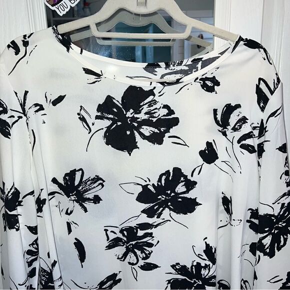 White and black floral assymetrical tunic top size 1XLg - Picture 5 of 10